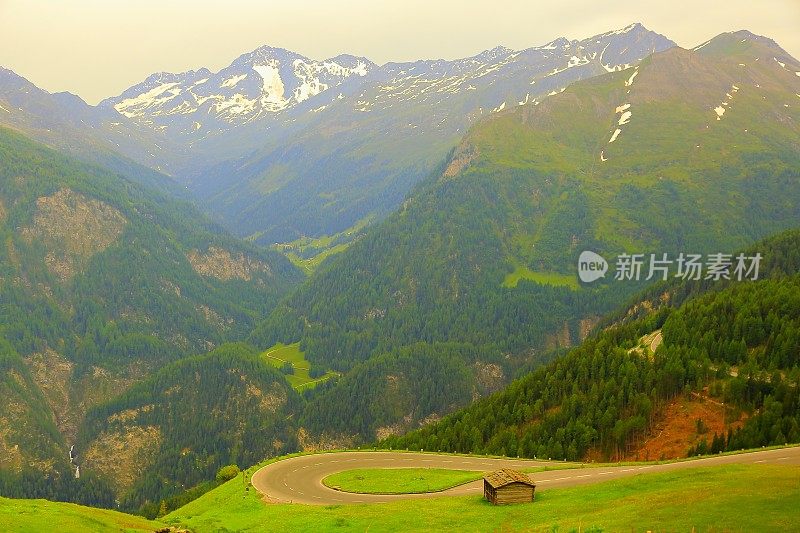 大格洛克纳公路弯道Hohe Tauern雪顶奥地利山脉-泰洛阿尔卑斯戏剧性的云景天空和景观和大格洛克纳山区